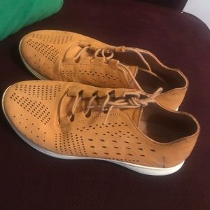 Women’s Under Armour Sneakers in suede tan